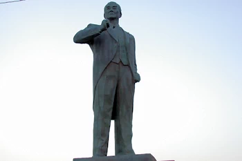 仮谷忠男像の画像