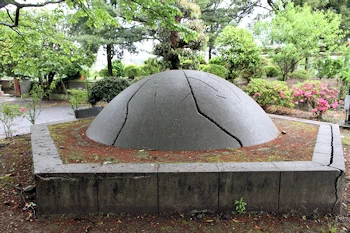 えびの地震記念碑の画像