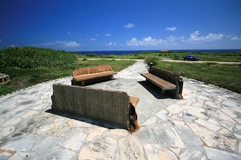 三すくみ？のベンチの風景